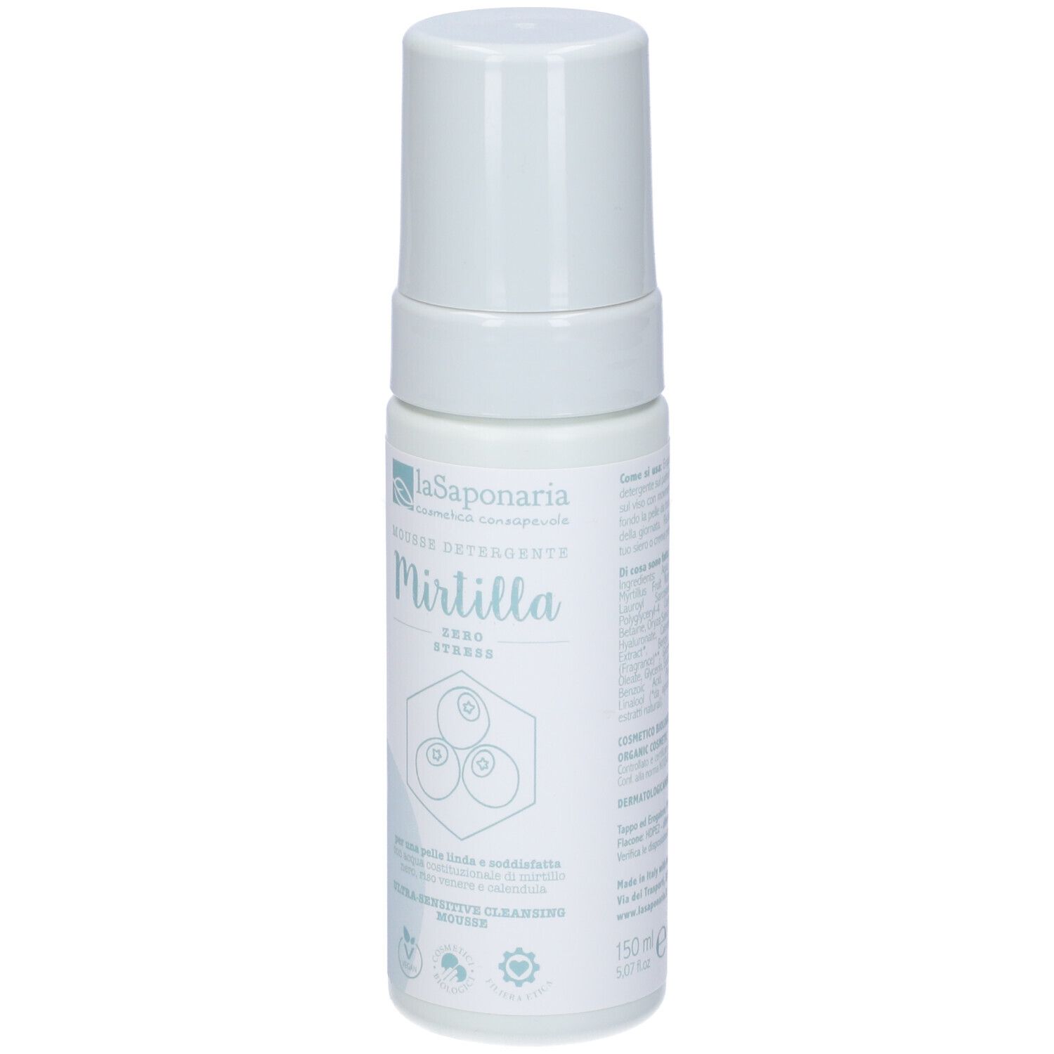 Flacone bianco con etichetta blu. Scritta: Mousse Detergente Mirtilla. Logo La Saponaria. Prodotto per pelli sensibili.
