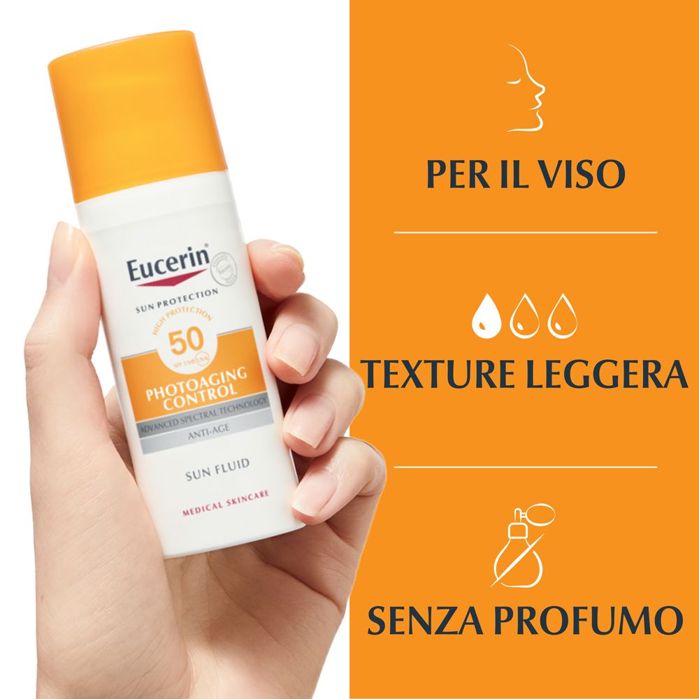 Mano con Eucerin Sun Photoaging Control. Testo: Per il viso, texture leggera, senza profumo.