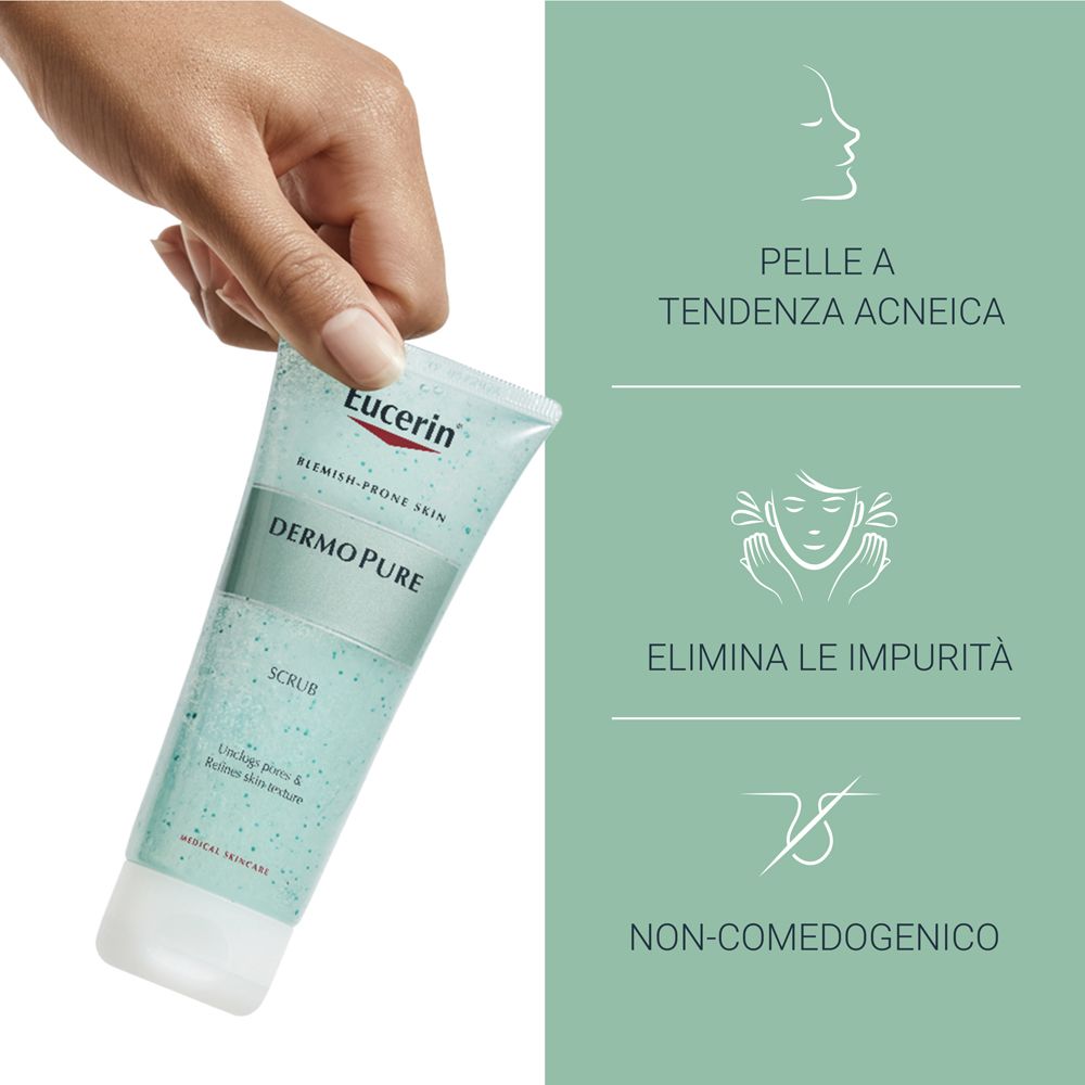 Mano tiene Eucerin DermoPure Scrub. Testo: Per pelle a tendenza acneica, elimina le impurità, non comedogenico.