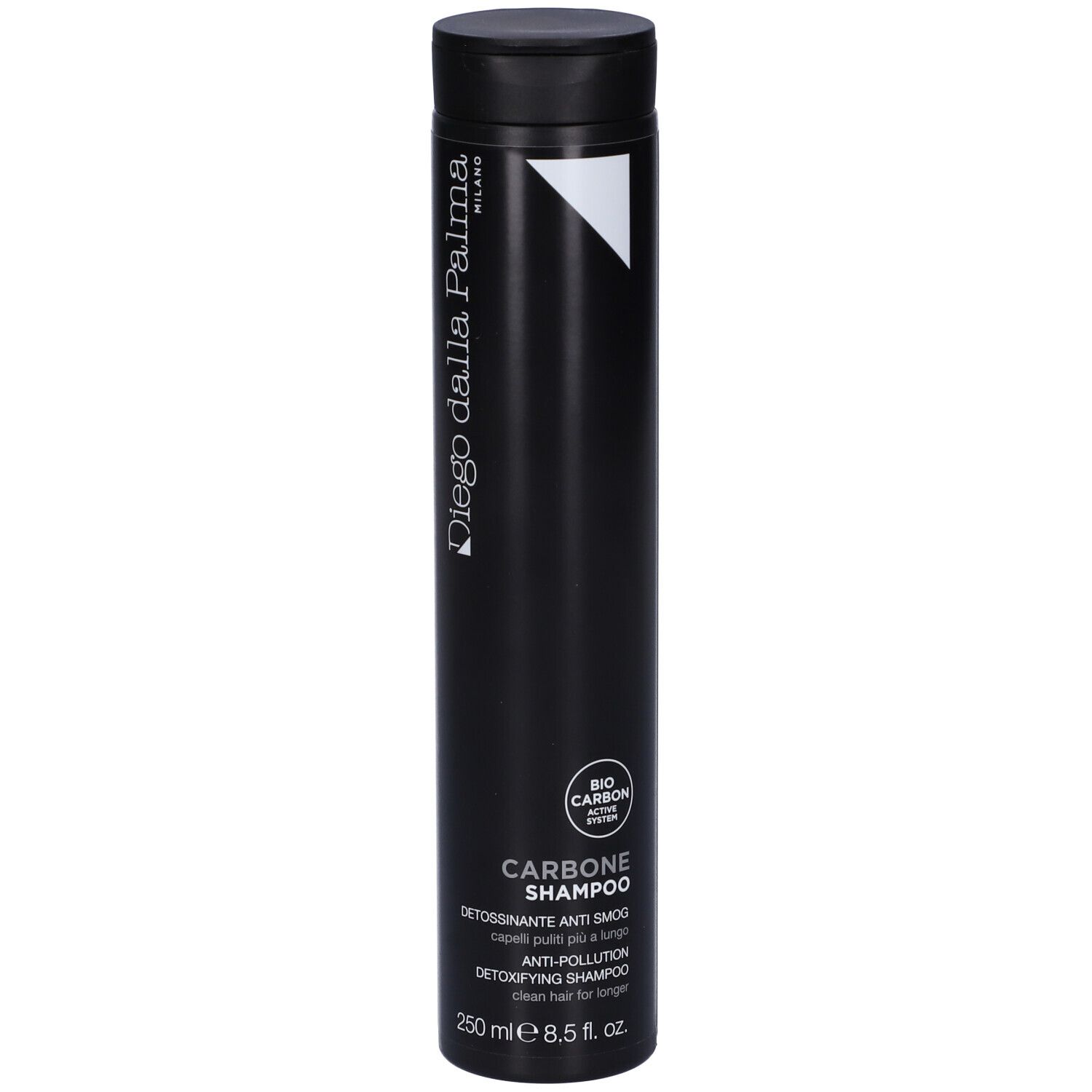 Flacone nero di shampoo. Scritte: Diego Dalla Palma, Carbone Shampoo, Anti-Smog, Detoxifying Shampoo.