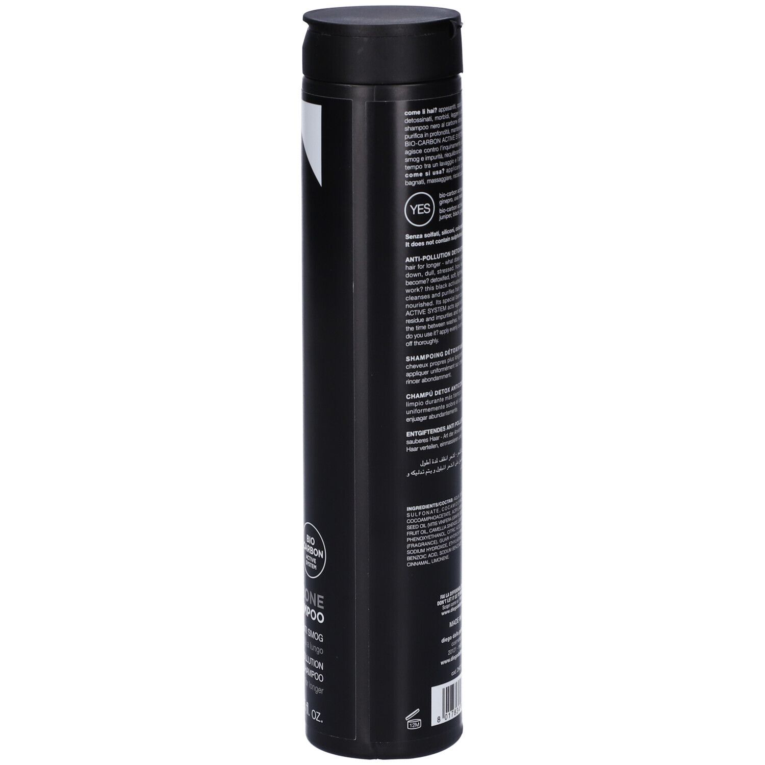 Flacone di shampoo nero con testo. Scritte: Diego Dalla Palma, Carbone Shampoo, Anti-Smog, Detoxifying Shampoo.