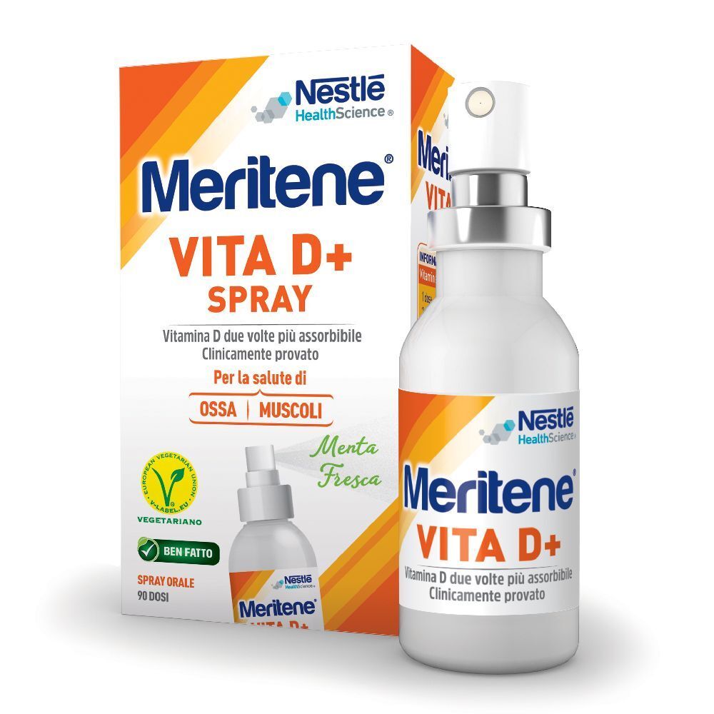 Nestlé Meritene VITA D+ Spray. Flacone bianco con nebulizzatore e confezione. Scritta: VITA D+ SPRAY.