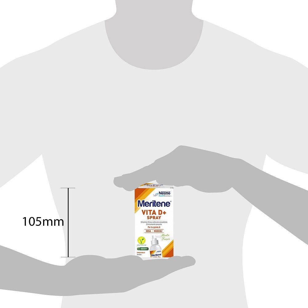 Nestlé Meritene VITA D+ Spray. Confezione in mano. Dimensione: 105mm. Prodotto a fuoco.