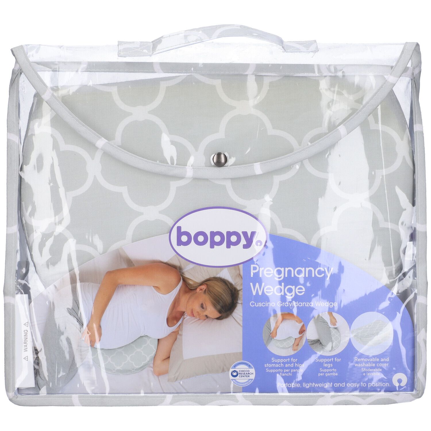 Cuscino a cuneo in sacchetto trasparente. Marchio 'boppy'. Scritta: 'Pregnancy Wedge'.