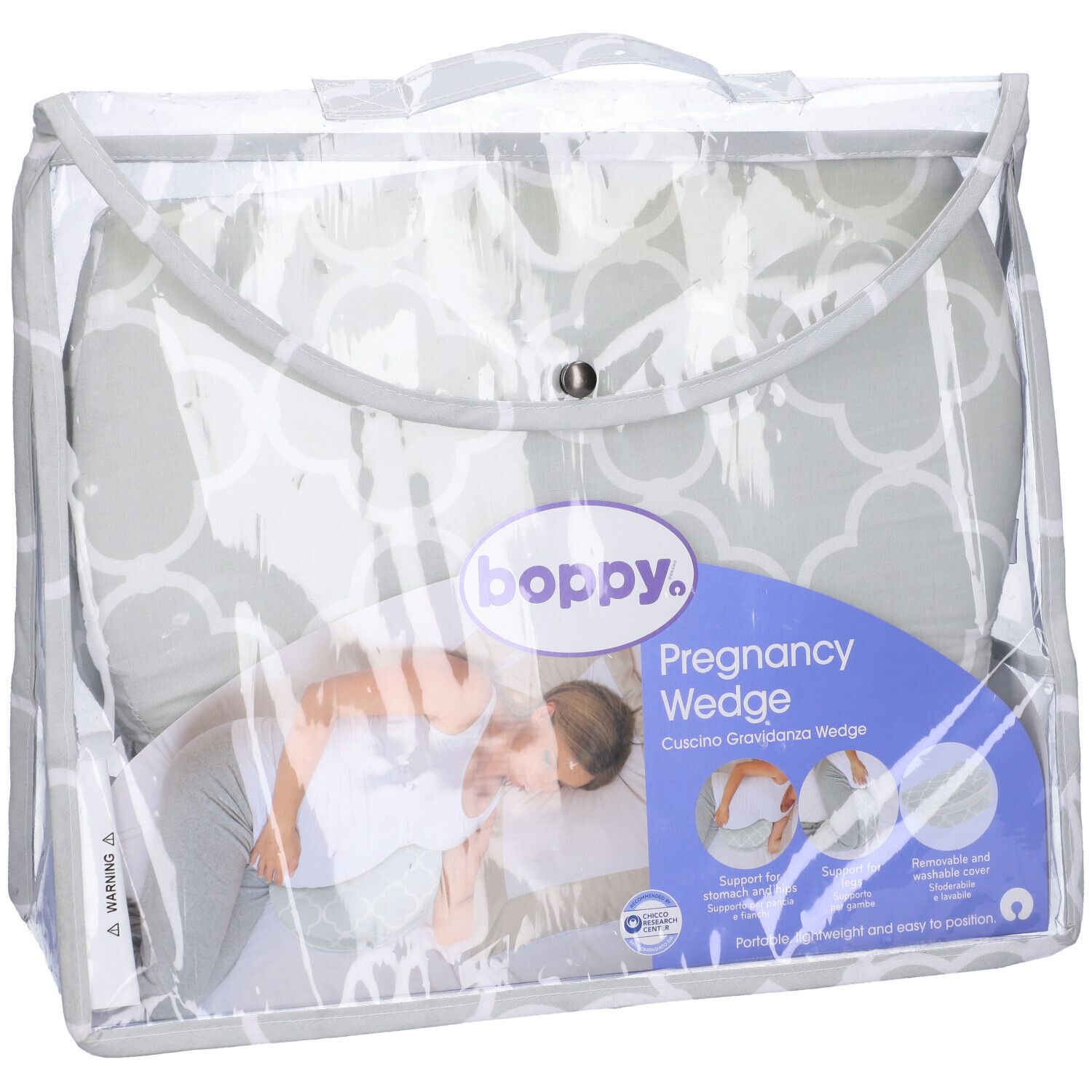 Cuscino a cuneo in sacchetto trasparente. Marchio 'boppy'. Scritta: 'Pregnancy Wedge'.