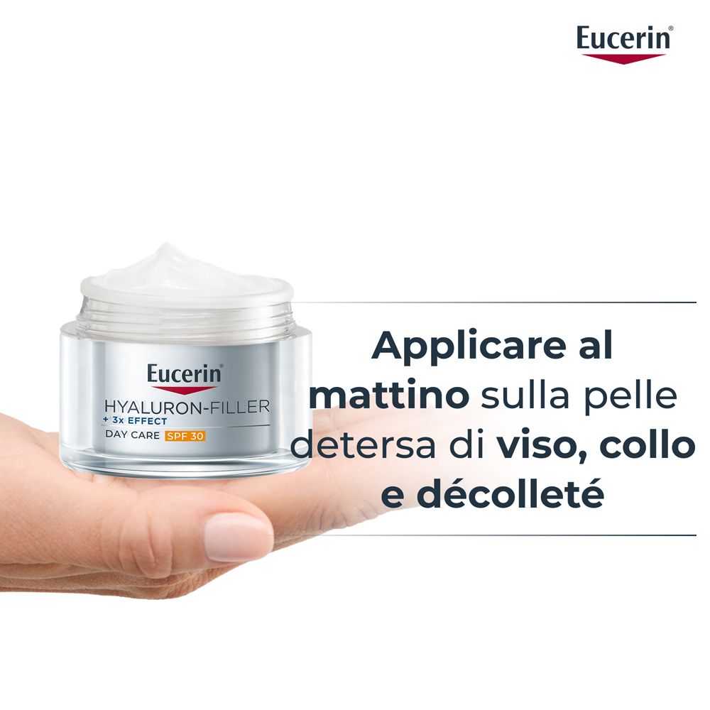 Mano che tiene un vasetto di crema. Testo: Applicare al mattino sulla pelle detersa di viso, collo e décolleté. Logo Eucerin.
