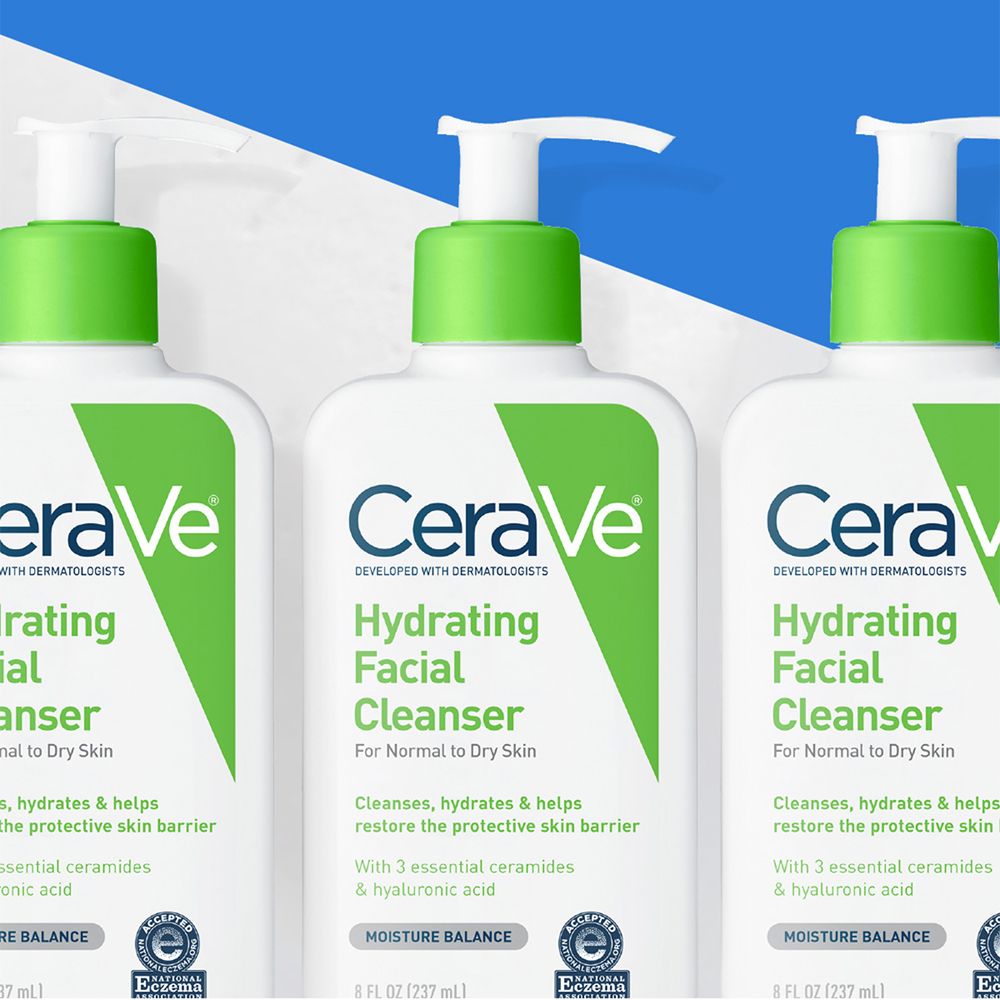 Tre flaconi di CeraVe Hydrating Facial Cleanser. Flaconi bianchi con tappo verde. Testo.