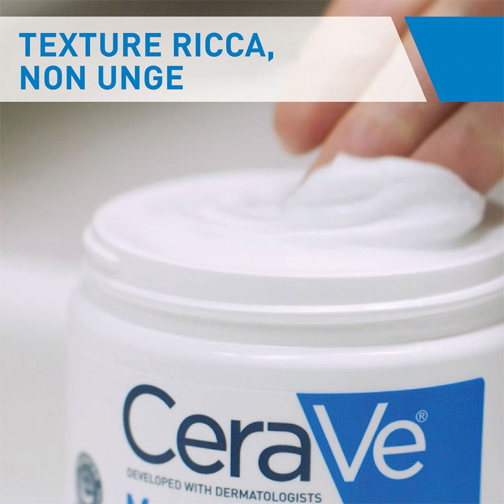 Primo piano di una crema bianca in un vasetto. Testo: TEXTURE RICCA, NON UNGE. Logo CeraVe.
