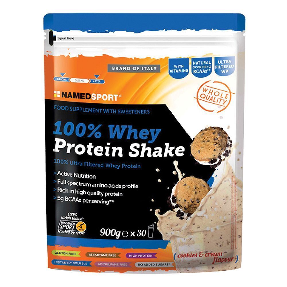 Busta di NAMEDSPORT® 100% Whey Protein Shake Cookies & Cream. Sfondo nero con immagine e testo del prodotto. 900g, 30 porzioni.