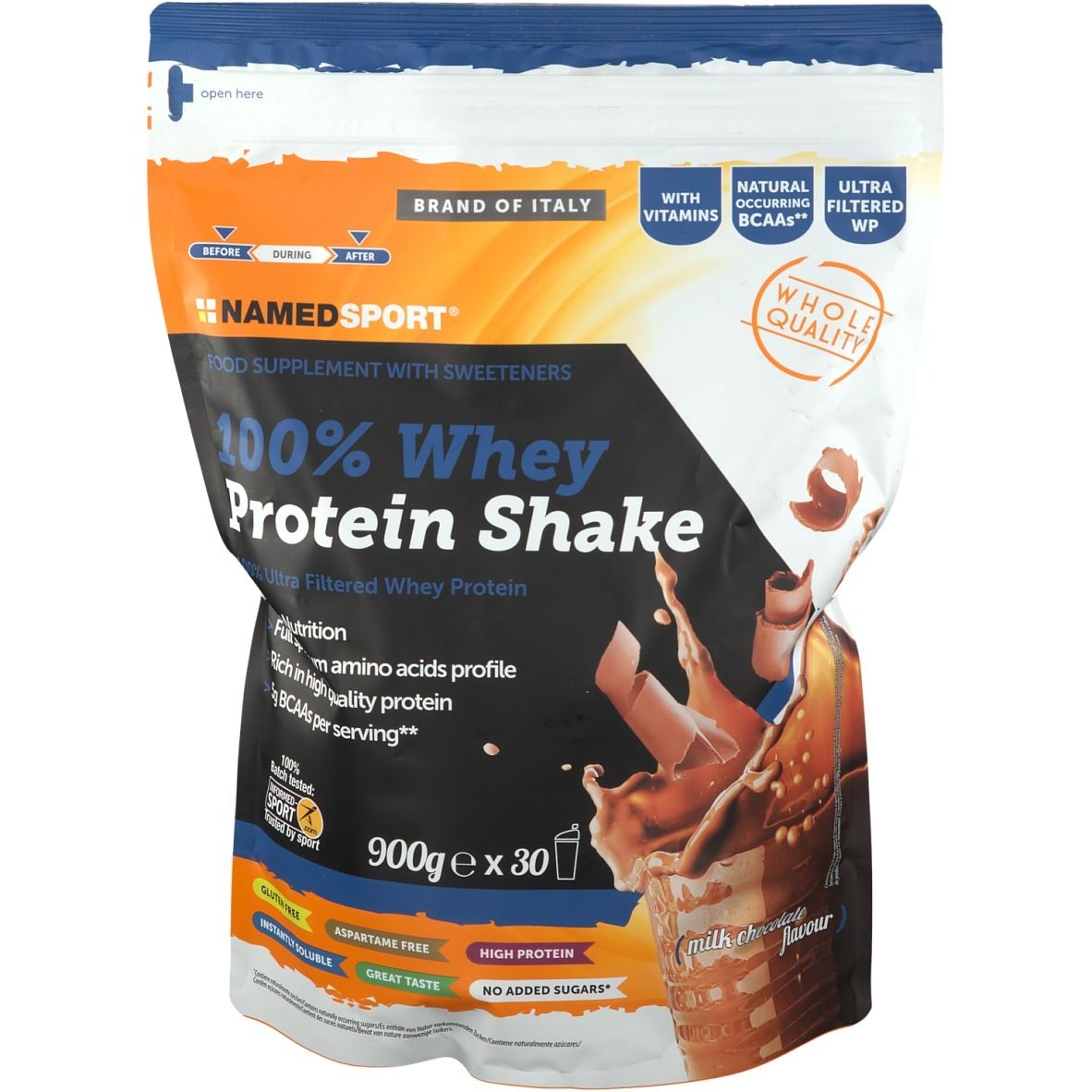 Busta NAMEDSPORT® 100% Whey Protein Shake. Scritta: 100% Whey Protein Shake, cioccolato al latte, 900g. Con BCAA, vitamine. Confezione del prodotto.