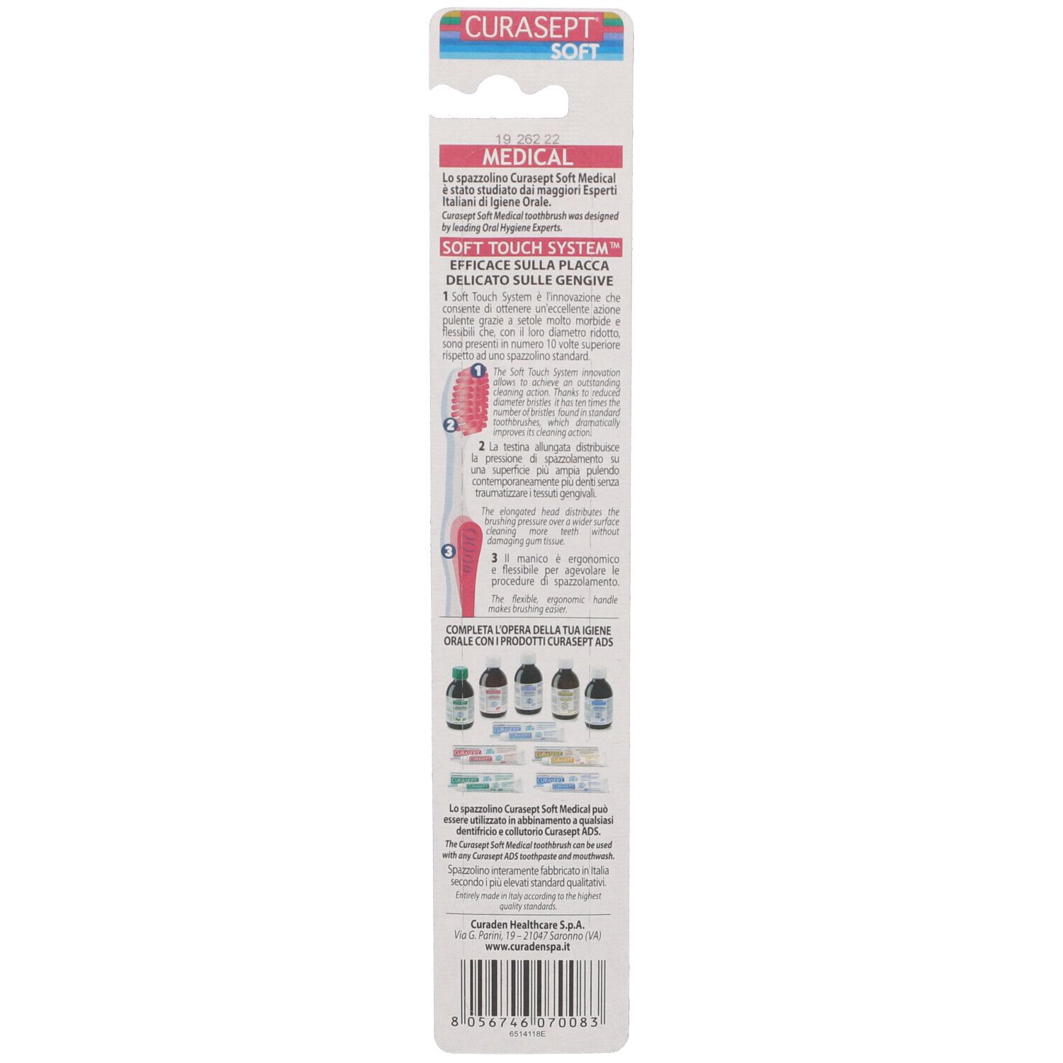 Retro della confezione dello spazzolino. Testo e illustrazioni di prodotti e certificazioni. Scritta: Curasept Soft Medical.