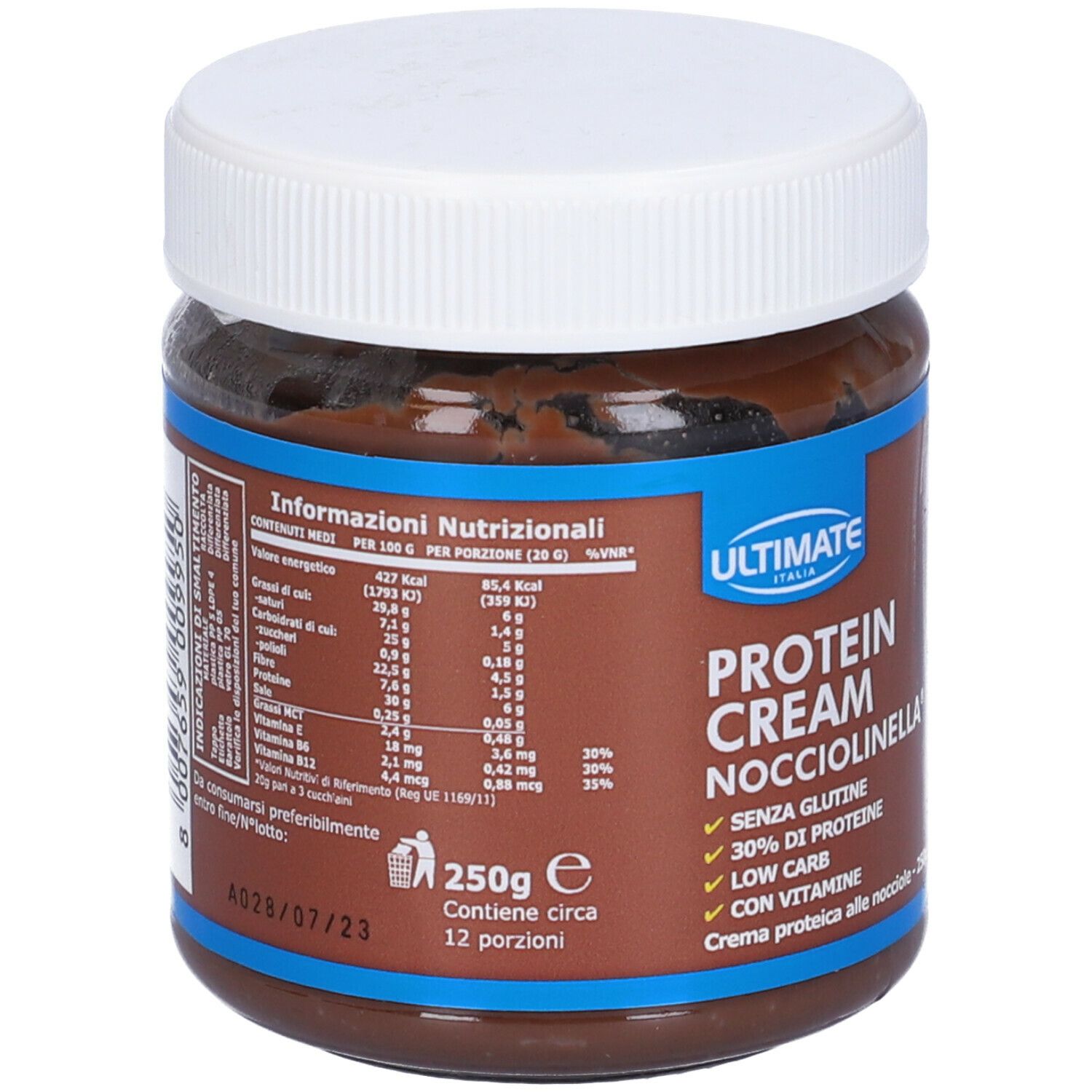 Vaso di crema proteica. Scritta: Protein Cream Nocciolinella, 30% proteine, senza glutine, low carb, con vitamine. Informazioni nutrizionali.