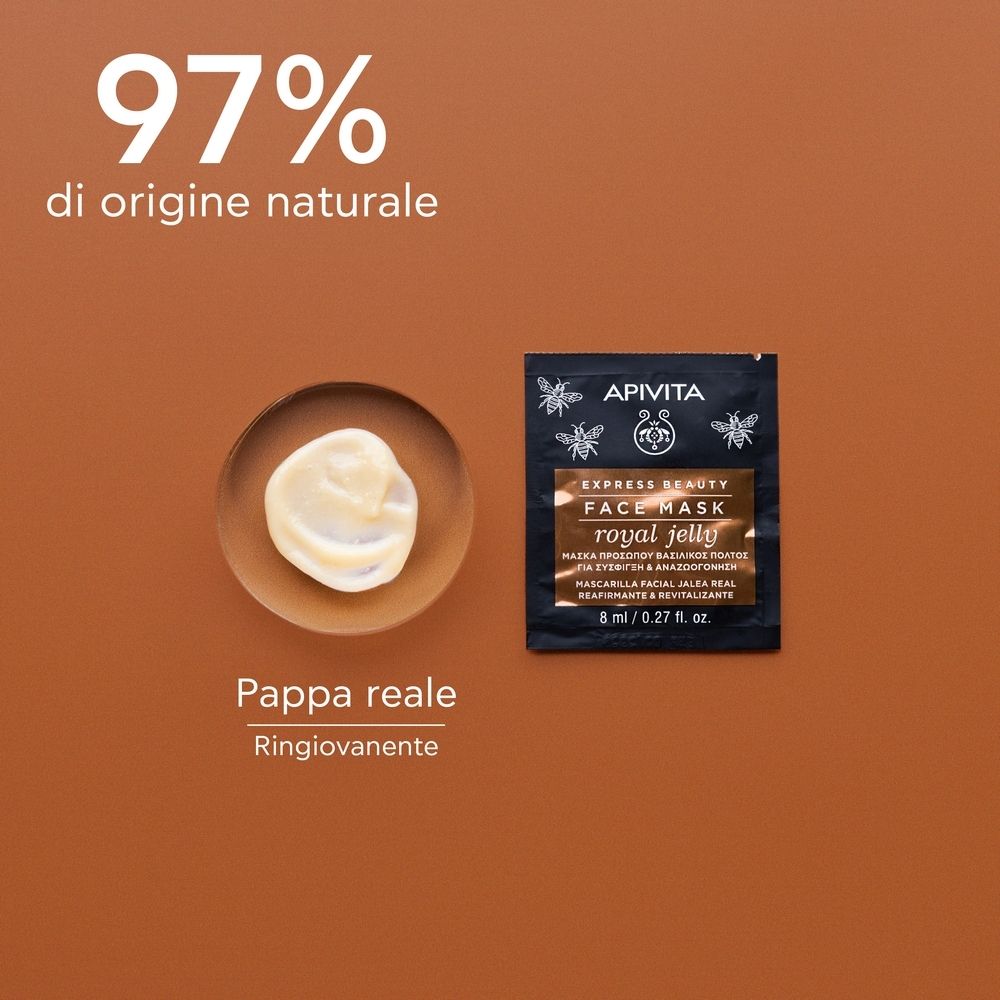 Bustina APIVITA EXPRESS BEAUTY Royal Jelly Face Mask accanto alla crema su legno. Testo: Face Mask, 8 ml / 0.27 fl. oz. Scritta: 97% di origine naturale.