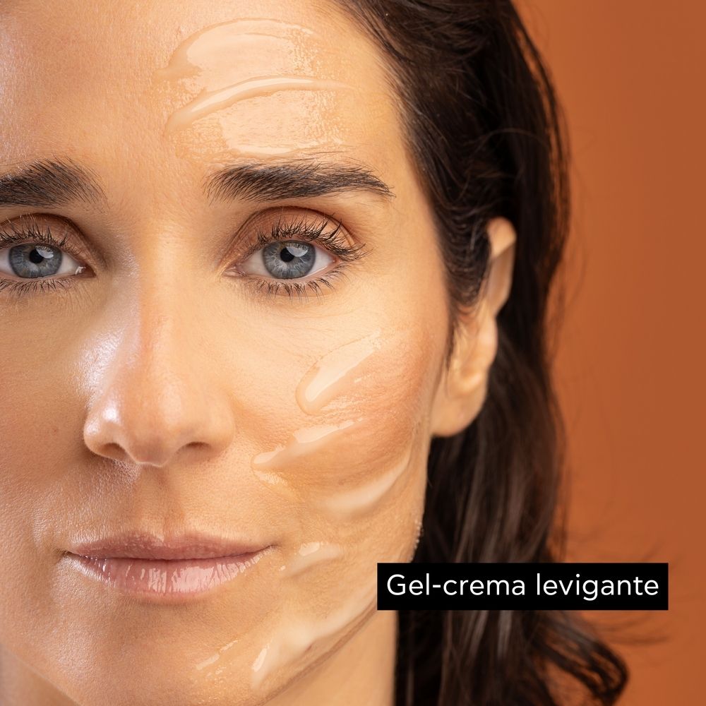 Viso di una donna con crema applicata. Scritta: Gel-crema levigante.