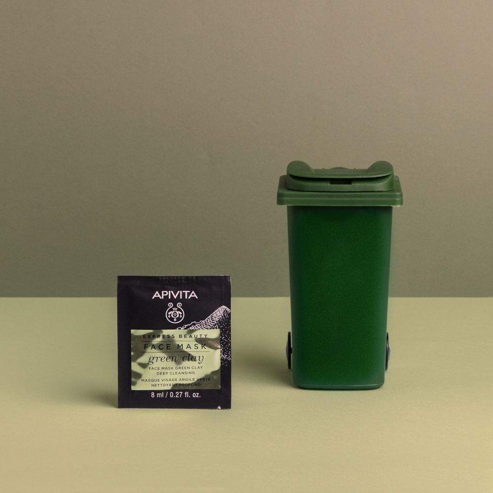 Bustina e bidone verde. "EXPRESS BEAUTY FACE MASK green clay". Marchio APIVITA. 8 ml / 0.27 fl. oz.