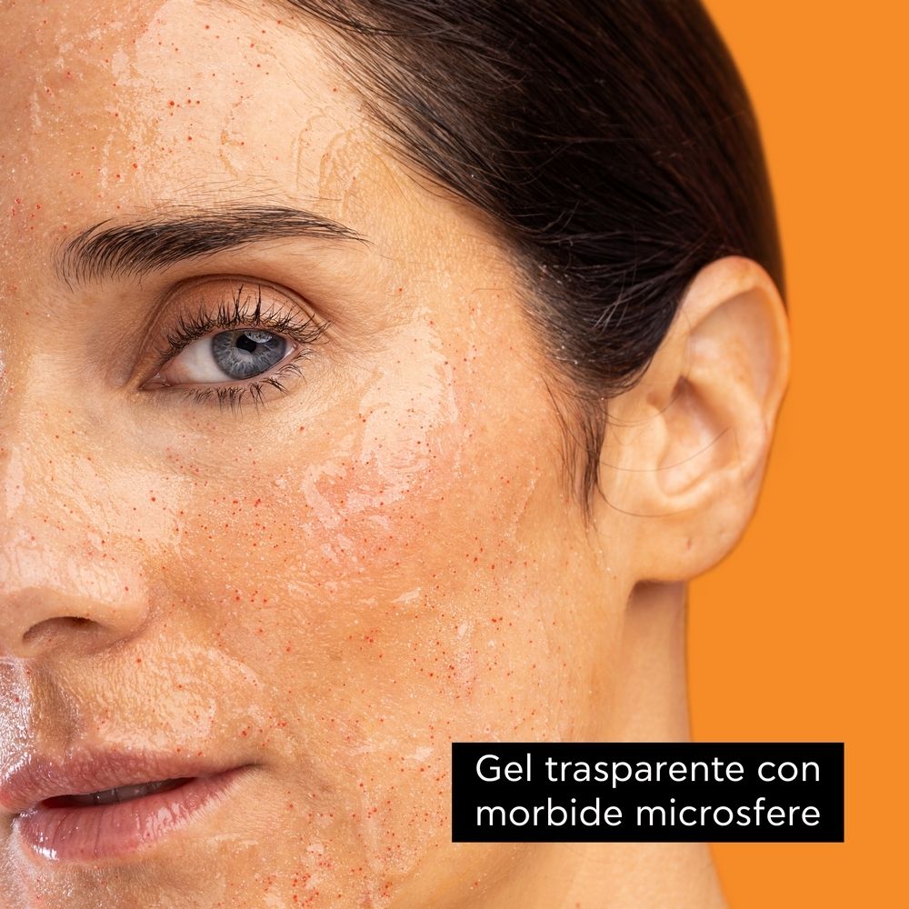 Primo piano di un viso con prodotto sulla pelle. Scritto: Gel trasparent con morbide microsfere.