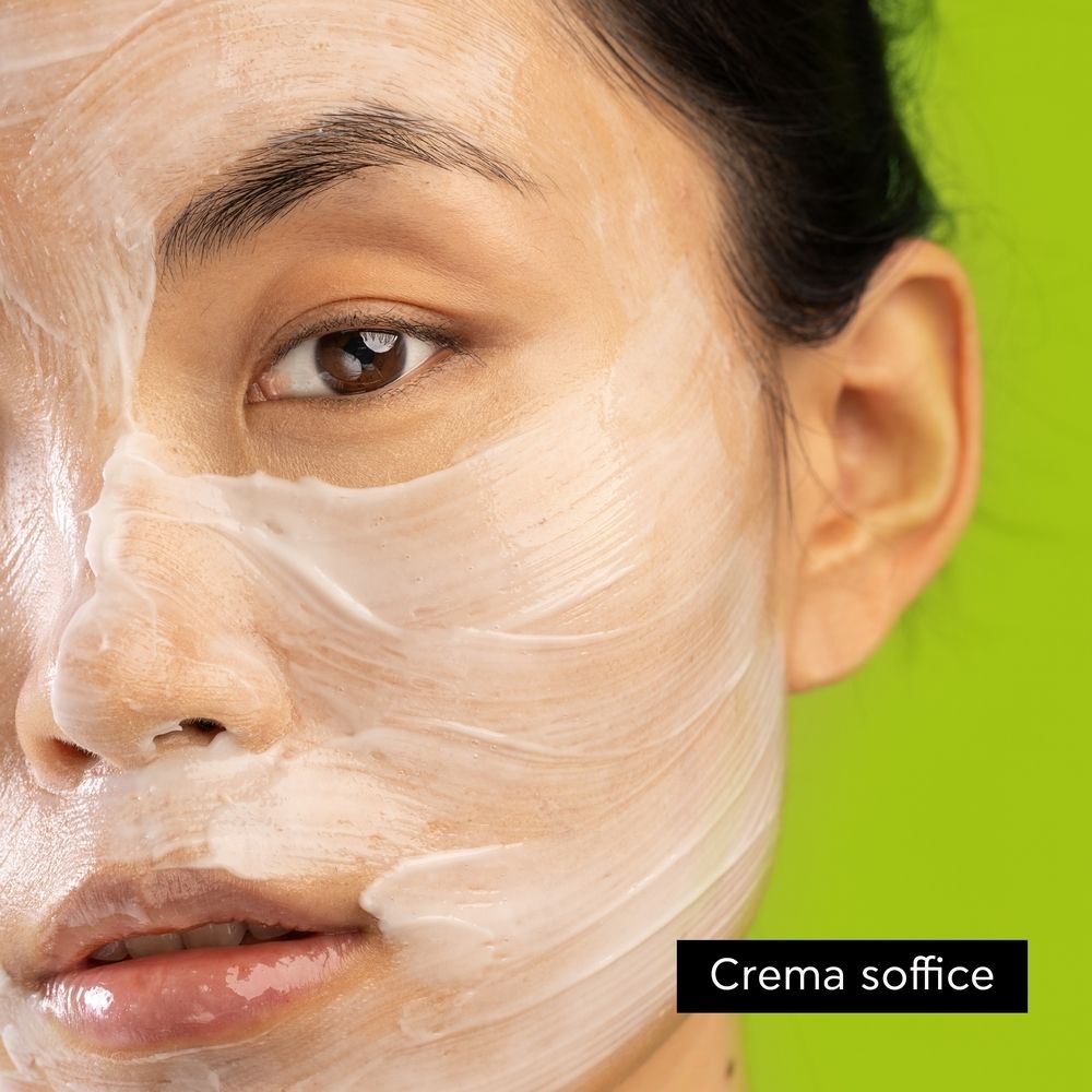 Viso coperto di crema bianca. Testo: Crema soffice.