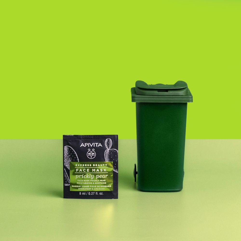 Confezione di maschera viso accanto a un bidone verde. Scritta: EXPRESS BEAUTY FACE MASK prickly pear.