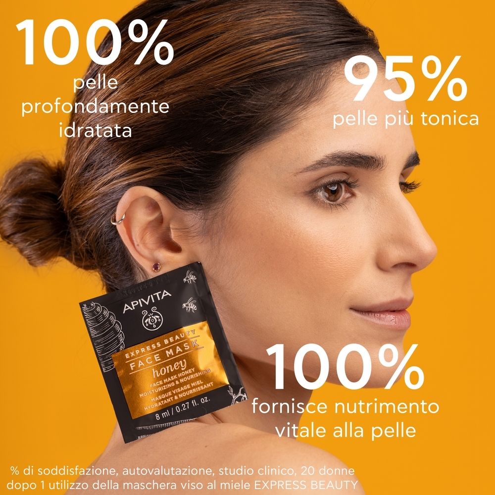 Donna con bustina APIVITA EXPRESS BEAUTY Face Mask Honey. Testo: honey, 8 ml / 0.27 fl. oz. Scritta: 100% idratazione.