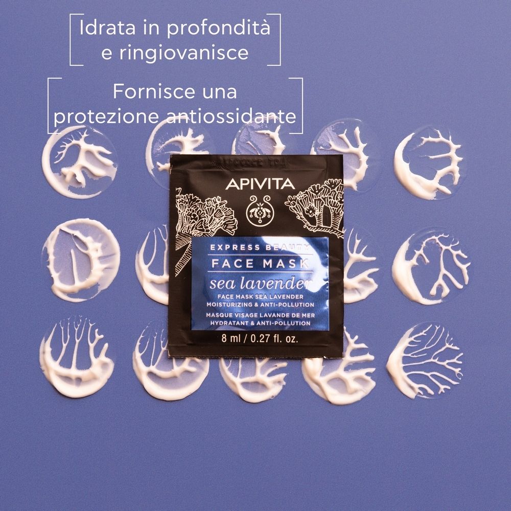 Busta nera APIVITA con maschera viso alla lavanda marina, circondata da macchie di crema su sfondo blu.