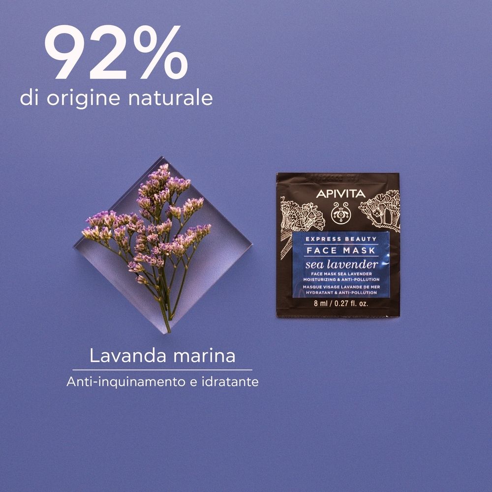 Maschera viso APIVITA alla lavanda marina accanto a fiori di lavanda su sfondo blu. Testo: 92% di origine naturale.