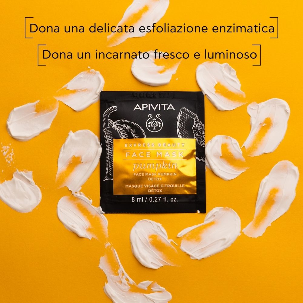 Bustina APIVITA EXPRESS BEAUTY FACE MASK Pumpkin su sfondo giallo con macchie di crema.