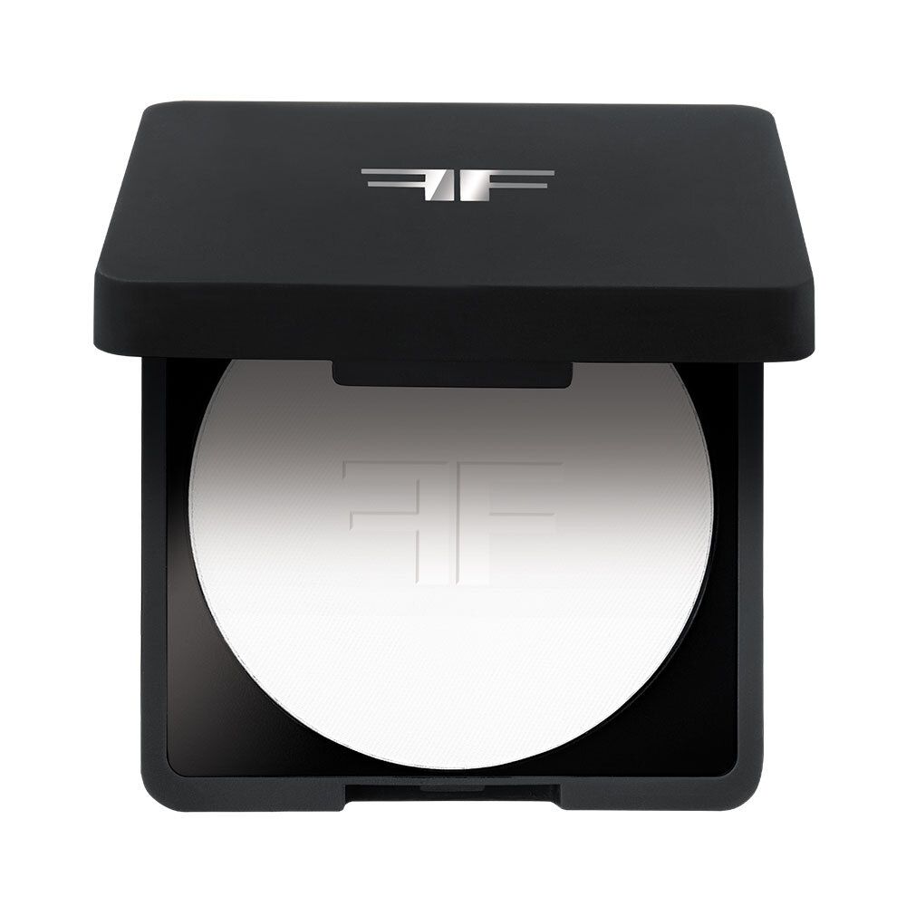 Poudre compacte noire ouverte. Poudre blanche à l'intérieur avec logo en relief. Forme carrée.