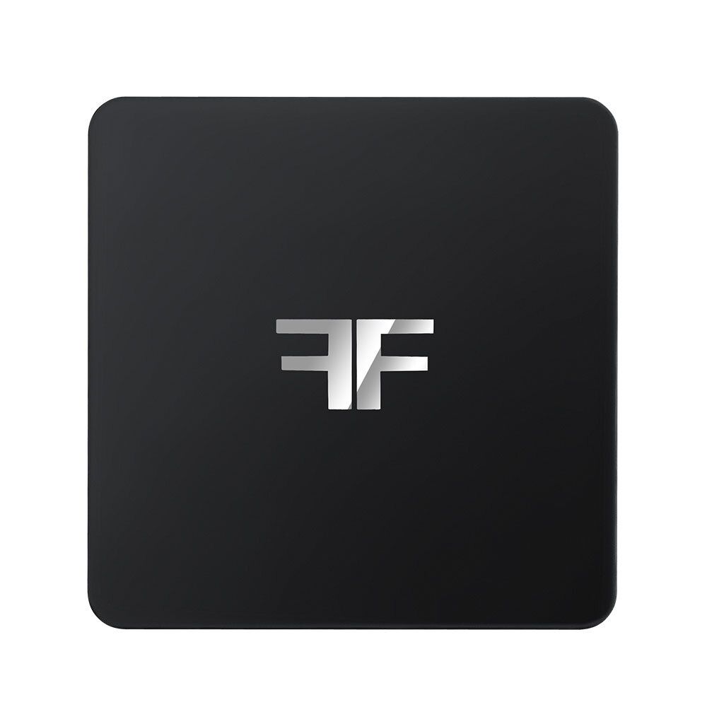 Poudre compacte noire fermée. Logo argenté sur le dessus. Forme carrée.