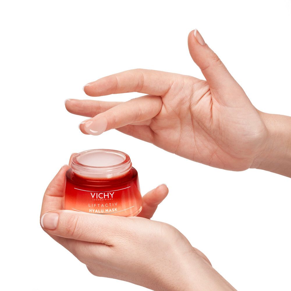 Mani che tengono un vaso rotondo trasparente con coperchio bianco. Scritta: VICHY, LIFTACTIV, HYALU MASK. Crema.