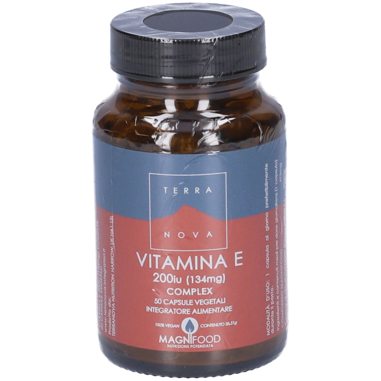 Flacone di vetro marrone con tappo nero. Etichetta con informazioni: Vitamina E, 50 capsule. Marca: Terra Nova.