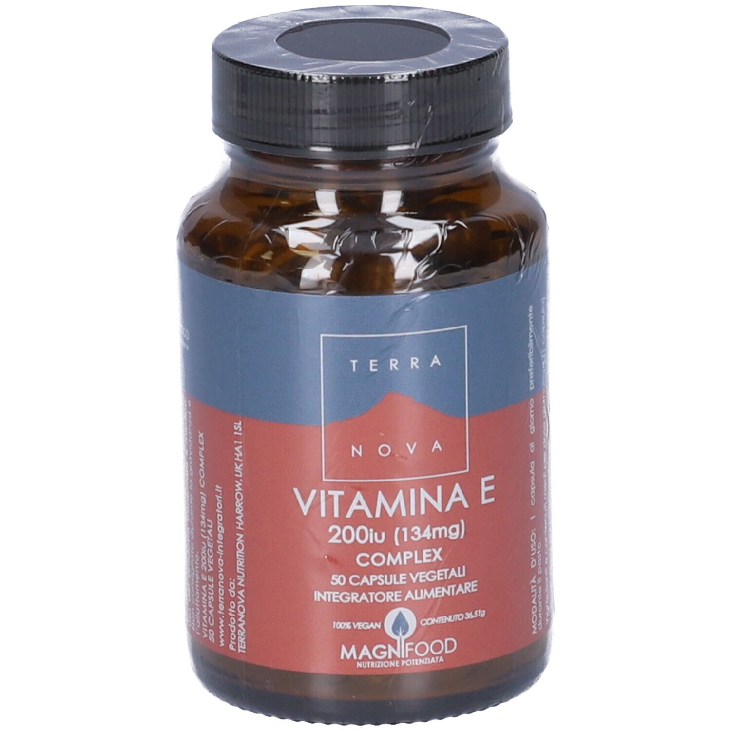 Flacone di vetro marrone con tappo nero. Etichetta con informazioni: Vitamina E, 50 capsule. Marca: Terra Nova.