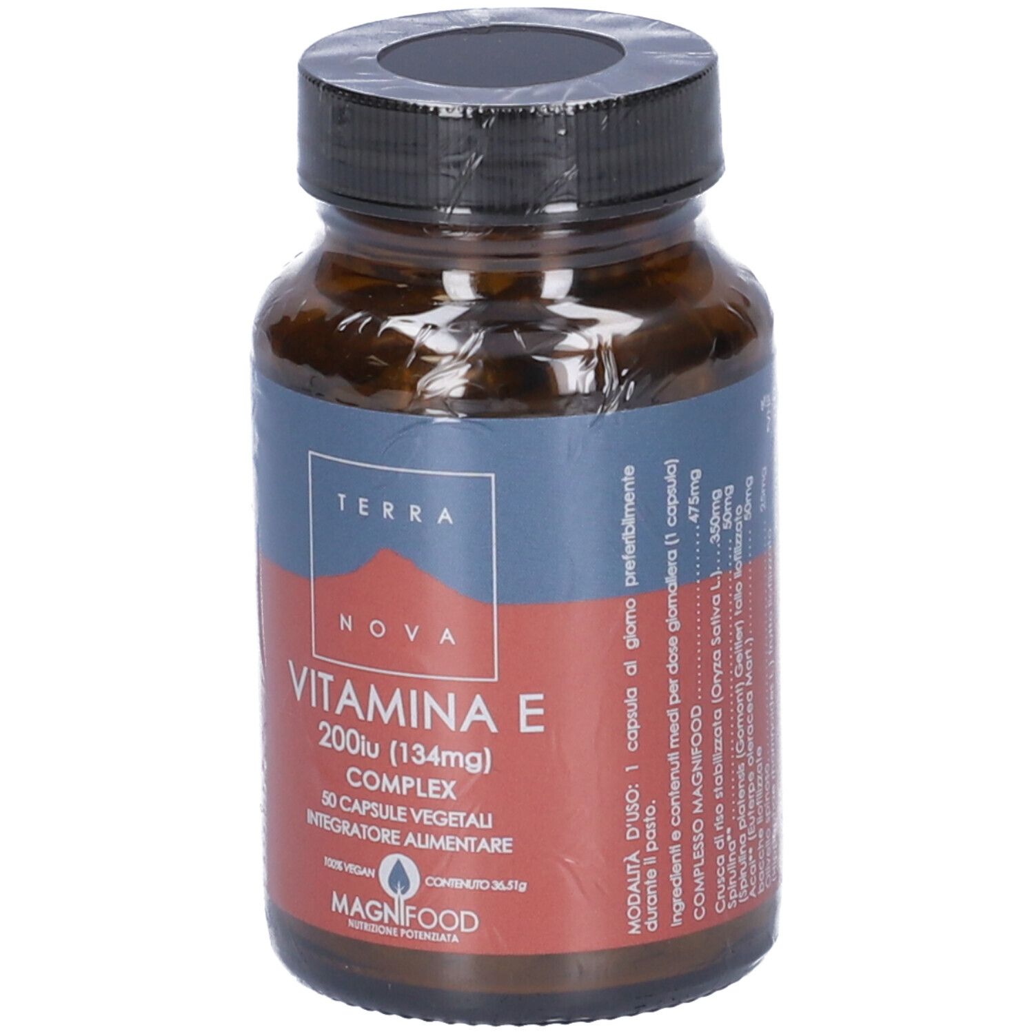 Flacone di vetro marrone con tappo nero. Etichetta con informazioni: Vitamina E, 50 capsule. Marca: Terra Nova.