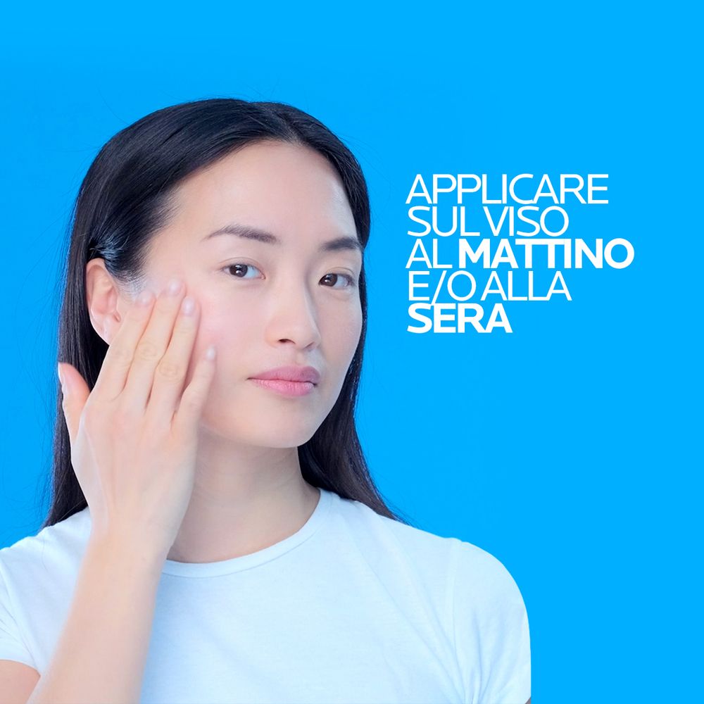 Donna che applica la crema. Testo: Applicare sul viso al mattino e/o alla sera.