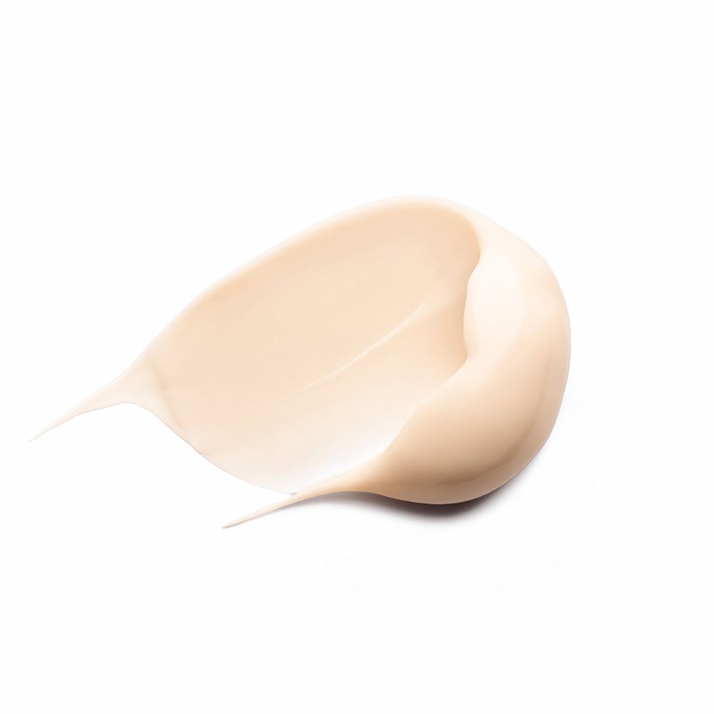 Texture crema beige. A forma di goccia. Su sfondo bianco.
