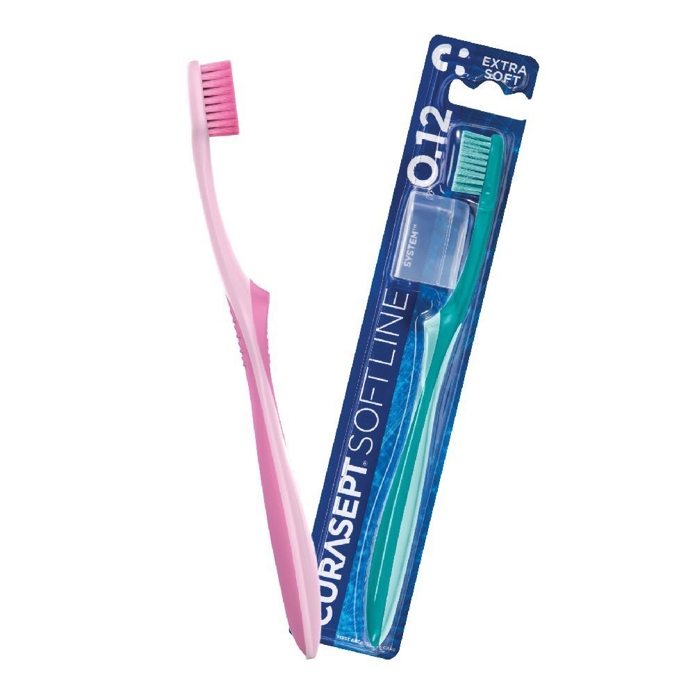Due spazzolini. Uno rosa, uno verde nella confezione. Sulla confezione è scritto CURASEPT SOFT LINE 0.12 EXTRA SOFT.