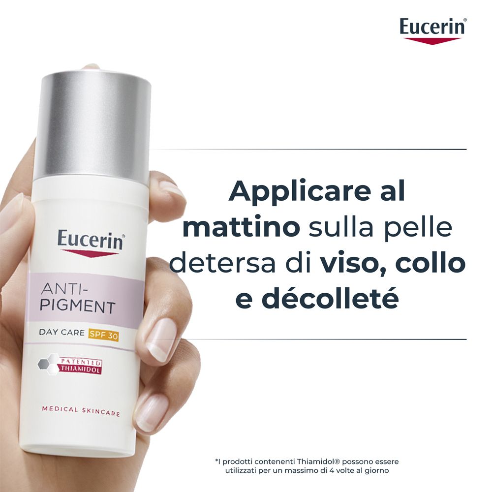 Flacone bianco con tappo argentato in mano. Testo: Applicare al mattino sulla pelle detersa.
