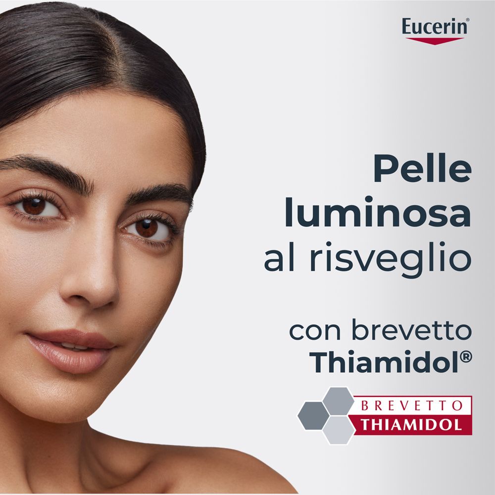 Donna con pelle chiara. Testo: Pelli luminosa al risveglio, con brevetto Thiamidol®. Logo Eucerin.