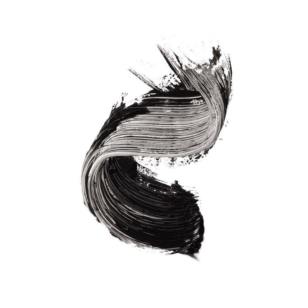 Schwarze Mascara-Striche auf weißem Hintergrund. Die Striche sind geschwungen und zeigen die Textur des Produkts.