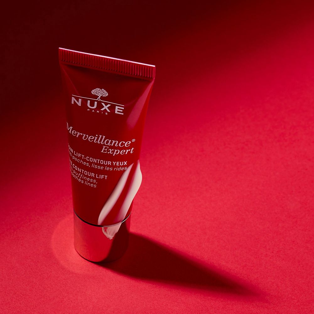 Tubo rosso con tappo argentato, su sfondo rosso. Scritta: NUXE, Merveillance Expert.