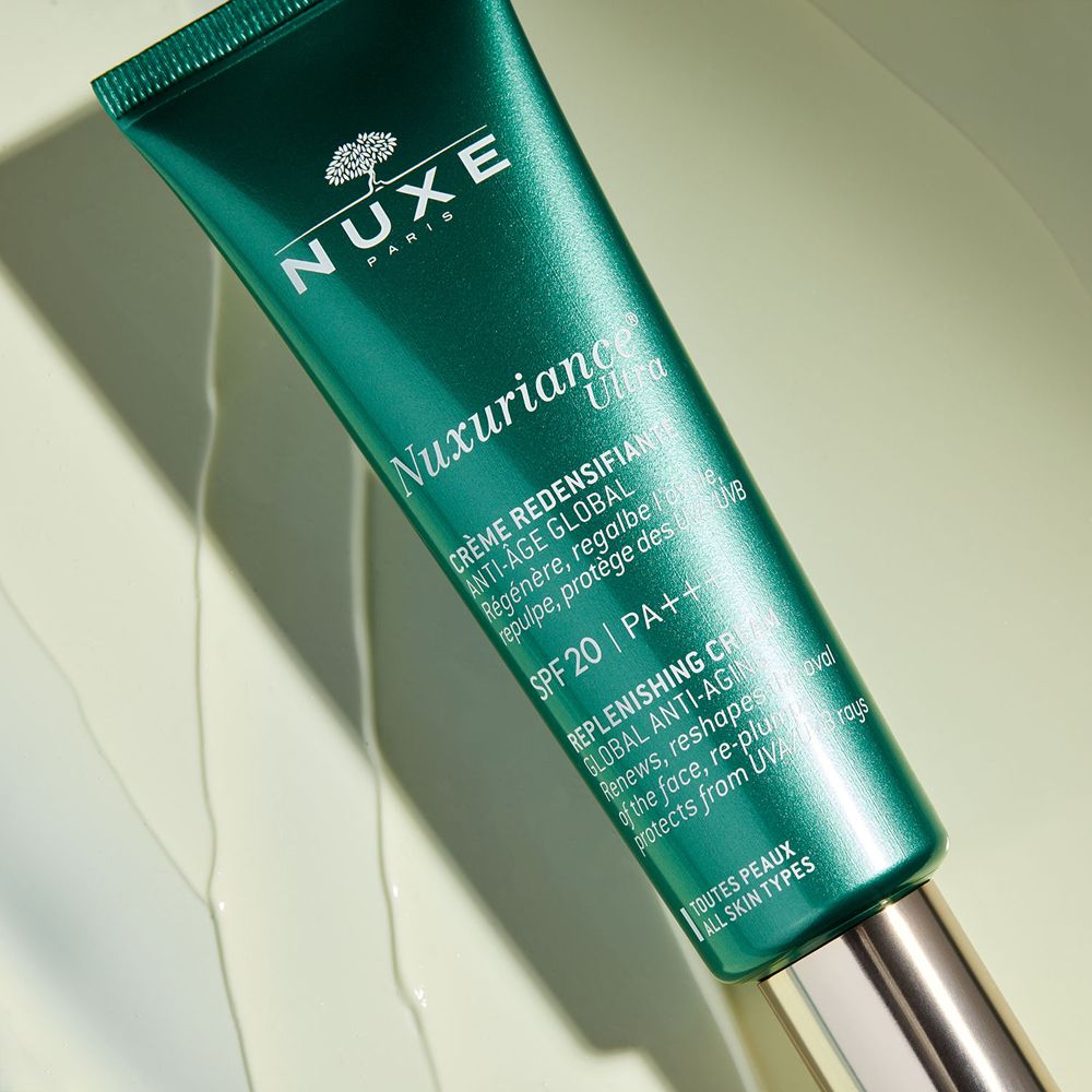 Tubo verde NUXE Nuxuriance Ultra. Crema Redensificante Anti-Età Globale, SPF 20 PA+++. Tutti i tipi di pelle.