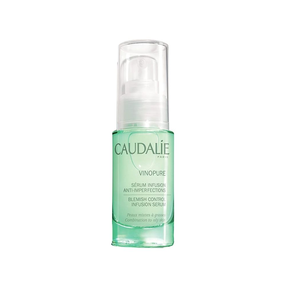 Flacone di vetro verde con erogatore a spruzzo. Scritte CAUDALIE, VINOPURE, Siero Anti-imperfezioni. Liquido trasparente visibile.