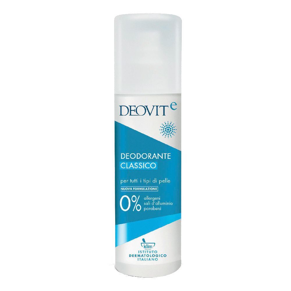 DeoVit Deodorante Classico. Flacone bianco con etichetta blu. Nome del prodotto e logo visibili. Con erogatore spray.
