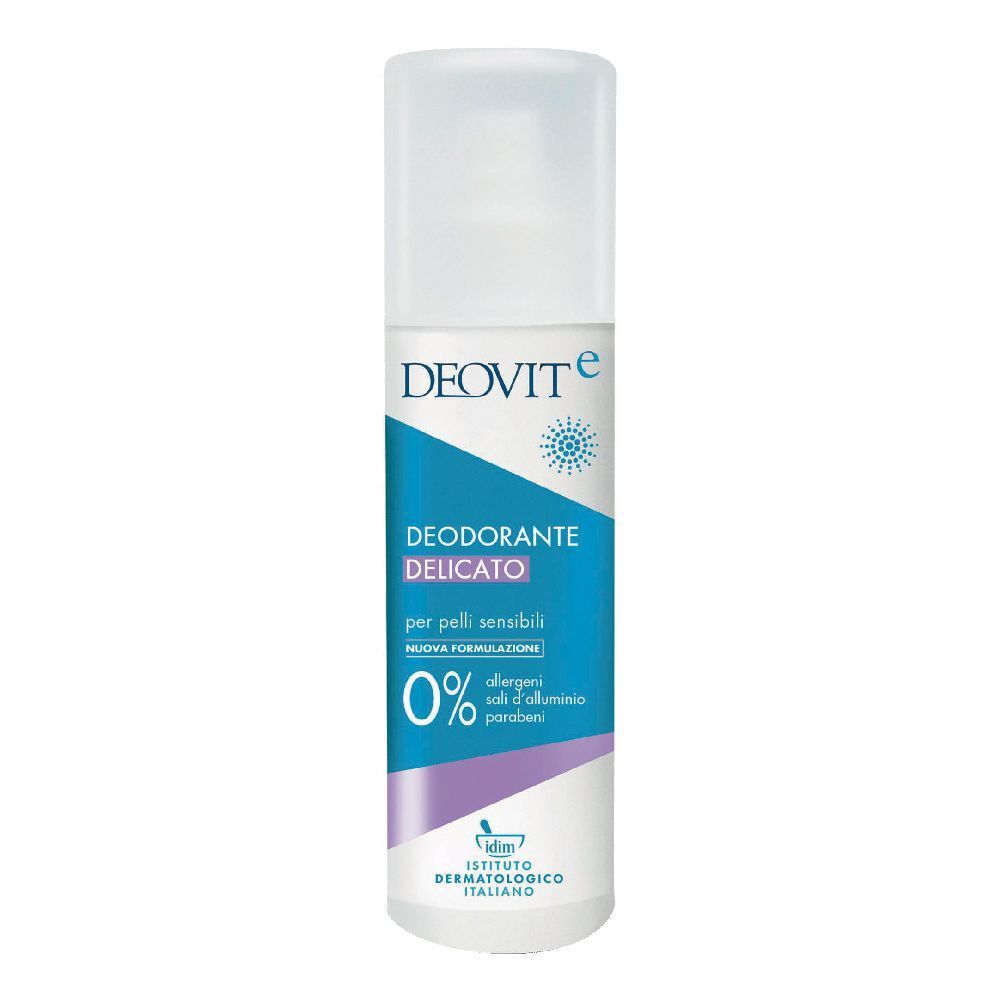 Spray deodorante Deovit Delicato. Flacone bianco con design blu e lilla. Tappo trasparente. Scritta: Deovit, Deodorante Delicato, 0%.