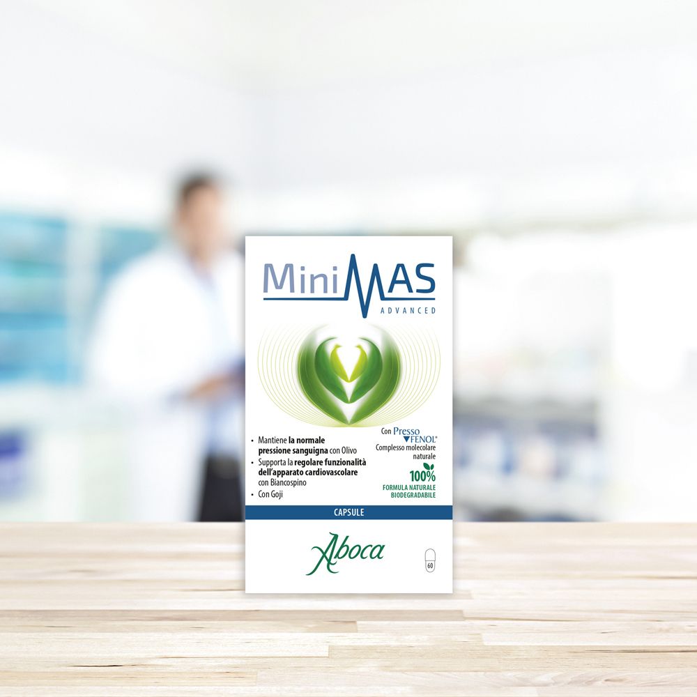 Produktverpackung auf Holztisch. Aufschrift: MiniMAS Advanced, Aboca. Enthält Kapseln.