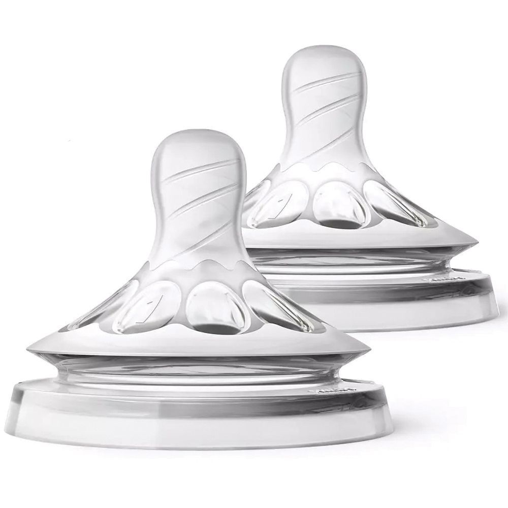 Due tettarelle trasparenti con scanalature a spirale e petali. Base con anello. Per neonati.