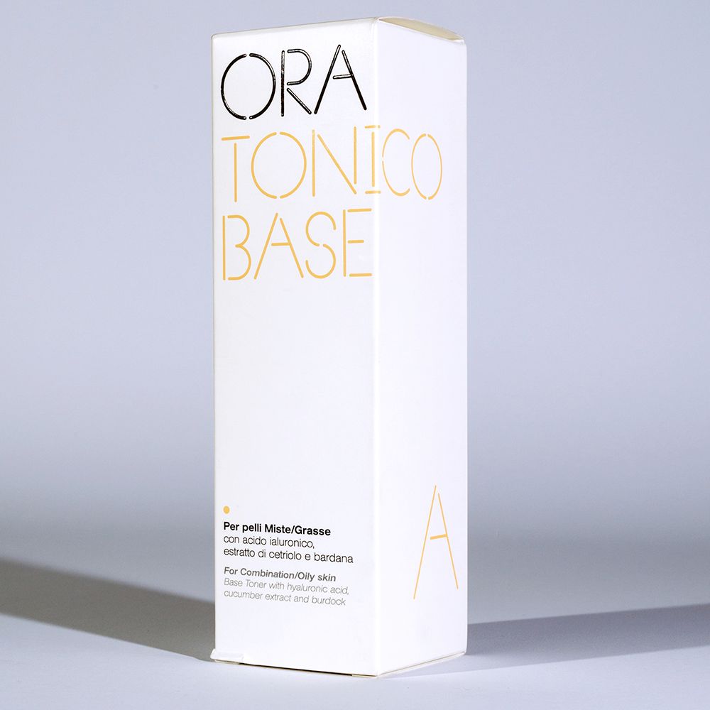 Weiße Produktverpackung. Aufschrift: ORA TONIC BASE. Text in Italienisch und Englisch.
