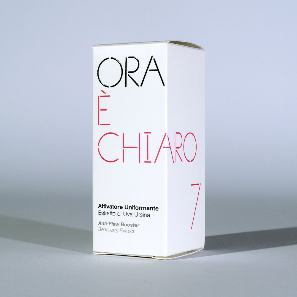 Emballage blanc avec texte rouge et noir. Le texte "ORA È CHIARO" et des informations sur le produit sont visibles.