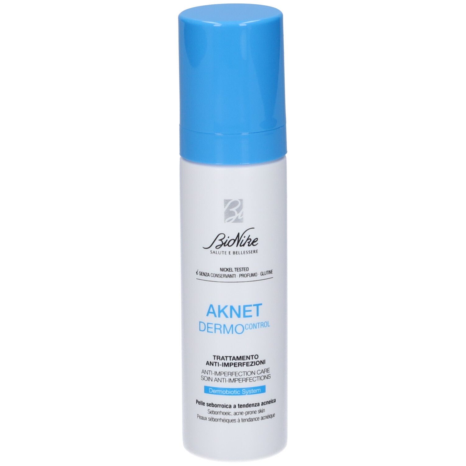 Weiße Flasche mit blauem Deckel. Aufschrift: AKNET DERMOControl, BioNike Logo. Text in italienischer Sprache.