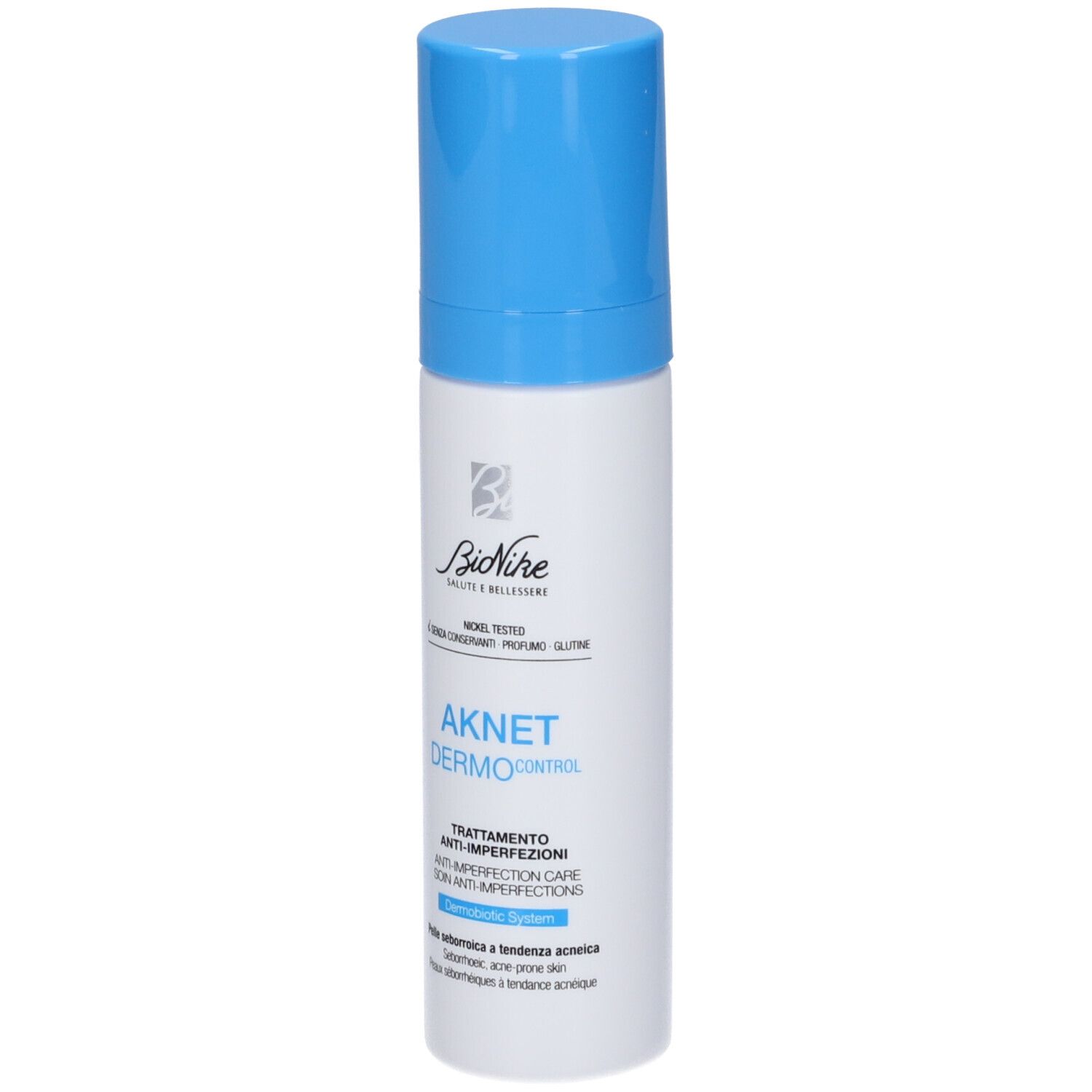 Weiße Flasche mit blauem Deckel. Aufschrift: AKNET DERMOControl, BioNike Logo. Text in italienischer Sprache.