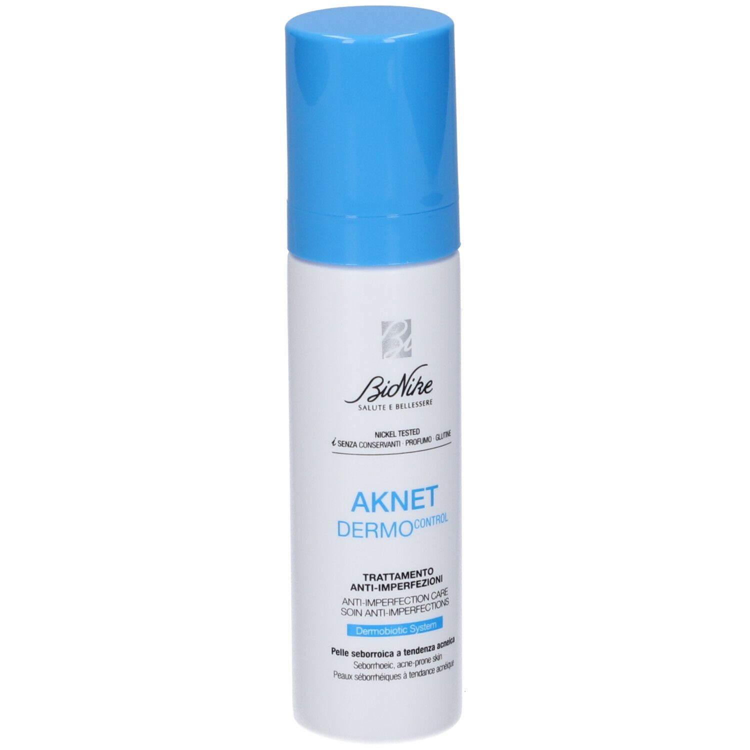 Weiße Flasche mit blauem Deckel. Aufschrift: AKNET DERMOControl, BioNike Logo. Text in italienischer Sprache.